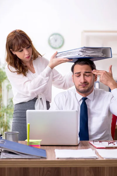 Two employees working in the office — Stock Photo, Image