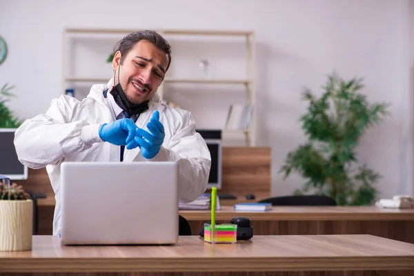 Joven empleado masculino en concepto de autoaislamiento — Foto de Stock