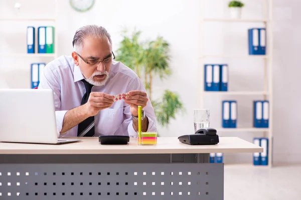 Viejo trabajador enfermo que sufre en el lugar de trabajo — Foto de Stock