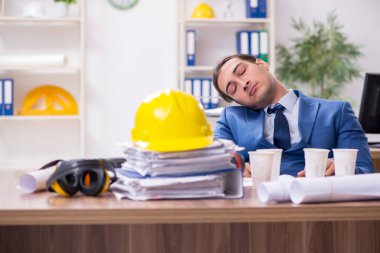 Ofiste çalışan genç erkek mimar.