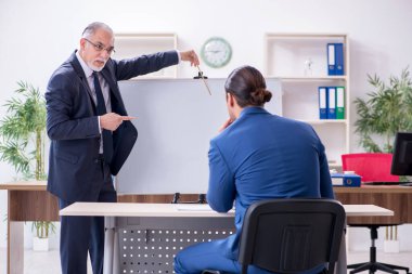 Yound ve eski çalışanlar iş sunumu konsepti