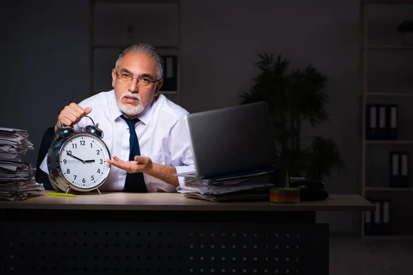 Ancien employé masculin travaillant tard sur le lieu de travail — Photo