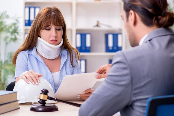 Joven mujer lesionada y abogado masculino en la sala del tribunal — Foto de Stock