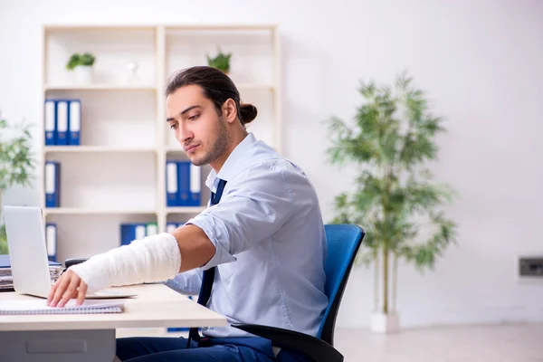 Verletzter männlicher Mitarbeiter nach Unfall am Arbeitsplatz — Stockfoto