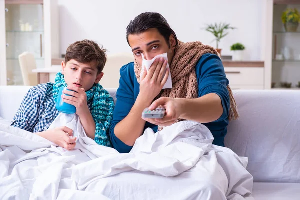 Jonge vader zorgt voor zieke zoon — Stockfoto