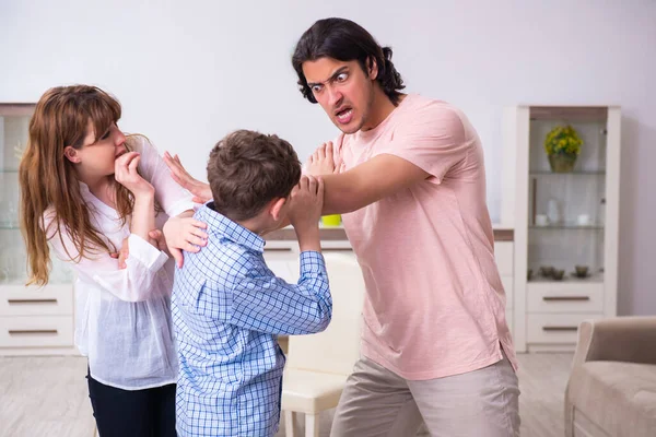 Conflicto familiar con marido, mujer e hijo —  Fotos de Stock
