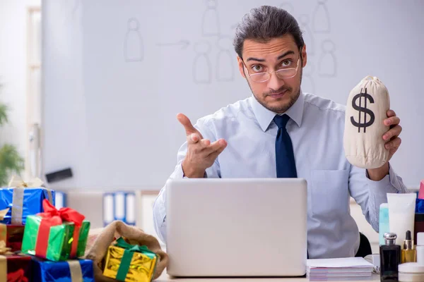 Joven hombre adicto a las compras en concepto de comercio electrónico —  Fotos de Stock