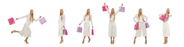 Frau mit Einkaufstaschen auf weißem Grund — Stockfoto