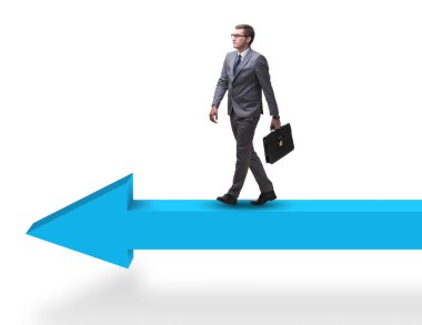 İş adamı iş konseptinde okun üzerinde yürüyor