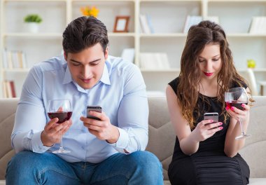 Genç çift romantik bir konseptte şarap içiyor.