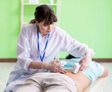 Genç adam ultrason prosedürü için radyolojisti ziyaret ediyor.