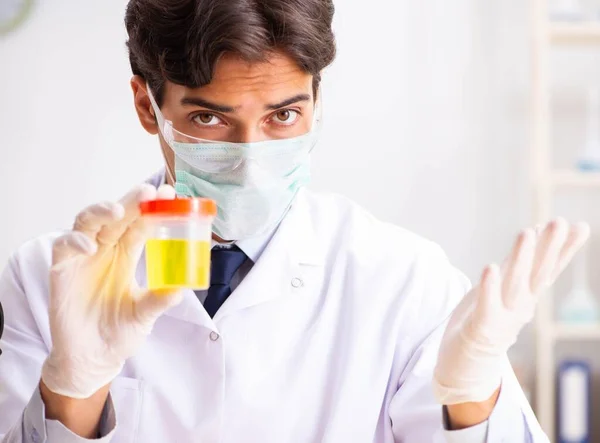 Junge hübsche Chemikerin arbeitet im Labor — Stockfoto