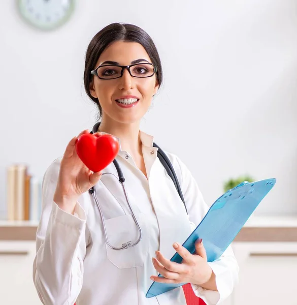 Joven doctor en concepto de cuidado del corazón —  Fotos de Stock