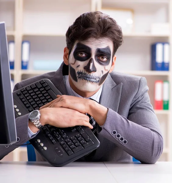 Negócios com máscara facial assustadora trabalhando no escritório — Fotografia de Stock