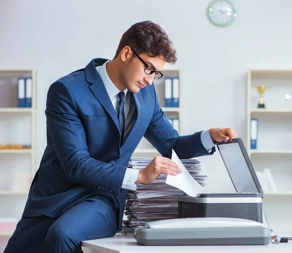 Zakenman maakt kopieën in kopieermachine — Stockfoto