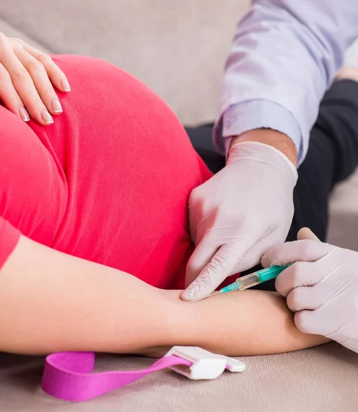 Gravid kvinna patient besöker läkare för regelbunden kontroll — Stockfoto