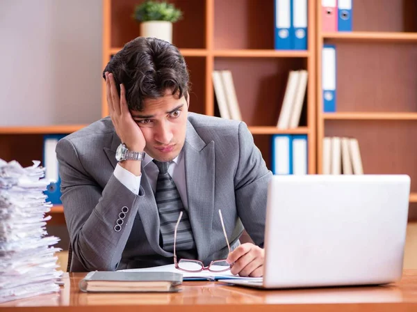 Joven hombre de negocios guapo infeliz con el trabajo excesivo —  Fotos de Stock