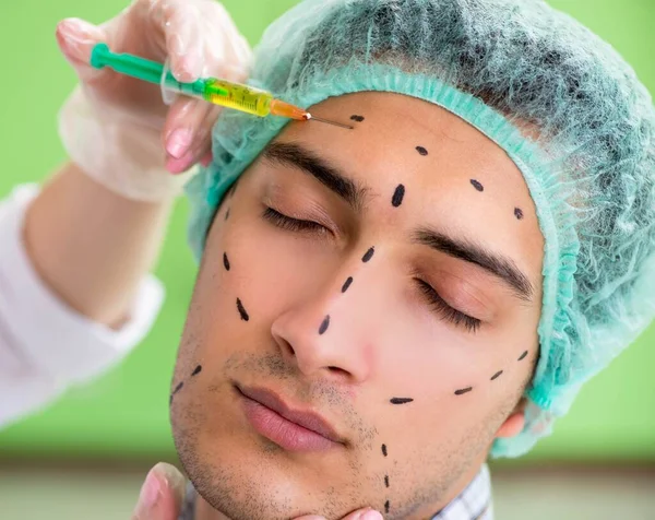 Cirujano plástico preparándose para la operación en rostro humano — Foto de Stock