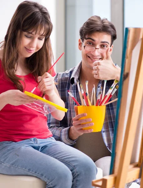 Artist coaching student in painting class in studio — Stock Photo, Image