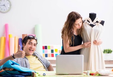 Atölyesinde çalışan genç terzi.