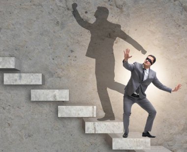 İş adamı ve iş konseptindeki gölgesi