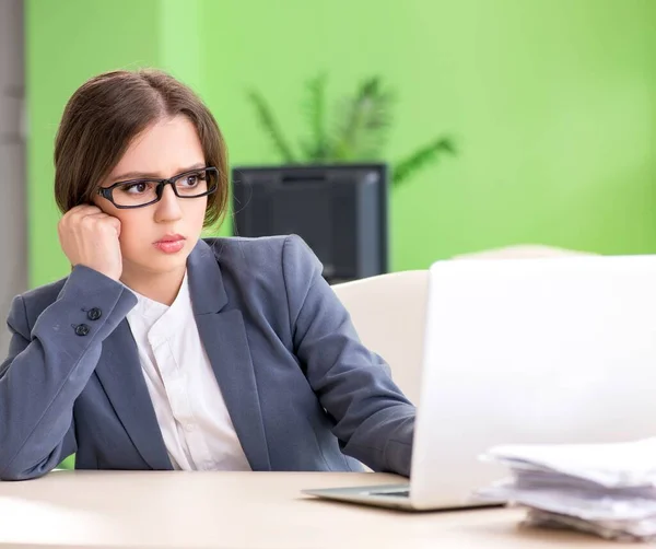 Young female employee very busy with ongoing paperwork — Stock Photo, Image