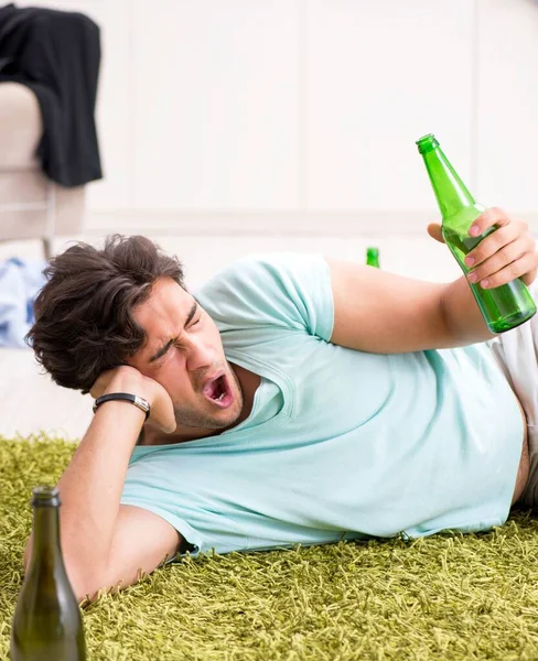 Jeune homme beau ivre après la fête à la maison — Photo