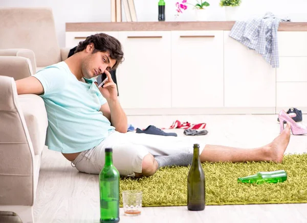 Jeune homme beau ivre après la fête à la maison — Photo