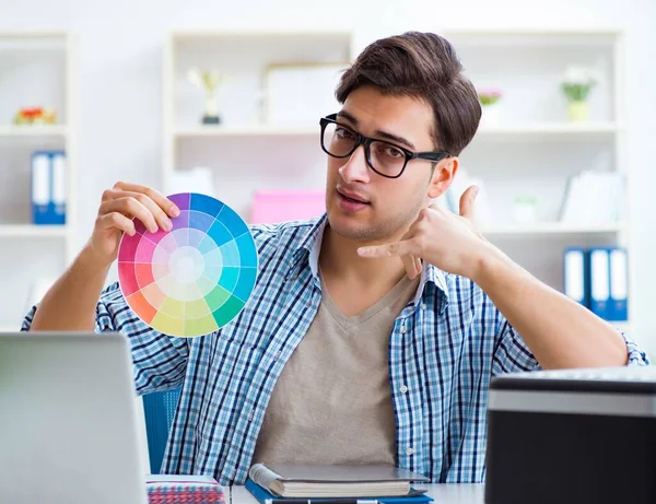 Joven diseñador eligiendo colores para un nuevo proyecto —  Fotos de Stock