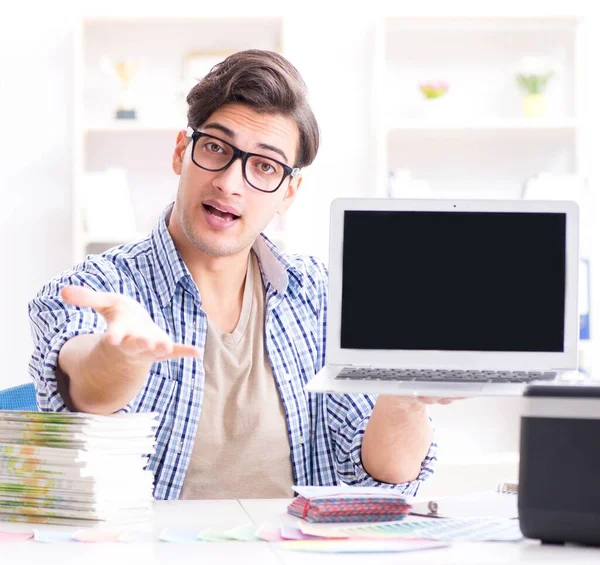 Jovem designer mostrando a apresentação no computador — Fotografia de Stock