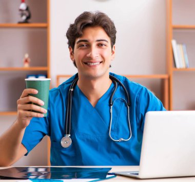 Klinikte çalışan genç, yakışıklı bir radyolog.