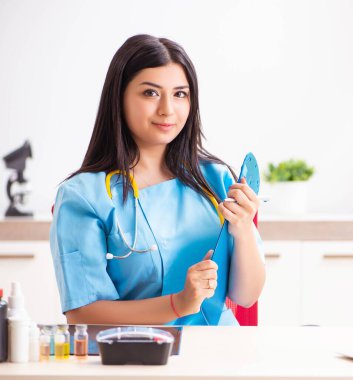 Klinikte çalışan güzel bir bayan doktor.