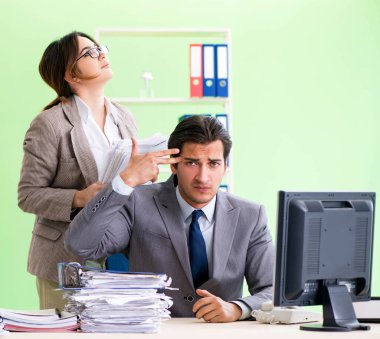 Erkek çalışan aşırı çalışmadan muzdarip.