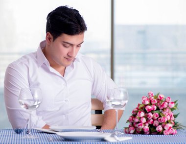 Yakışıklı, yalnız bir adam. RestarAunt 'da randevuda.