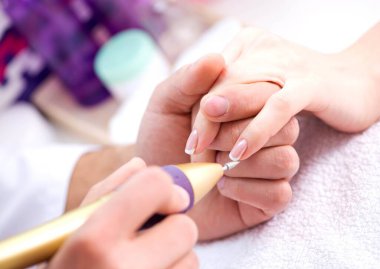 Manikür seansı sırasında eller