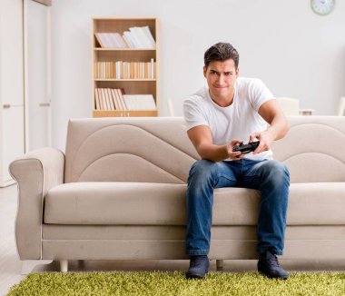 Bilgisayar oyunlarına bağımlı bir adam