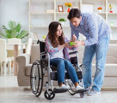 Genç bir aile birbirine göz kulak oluyor.