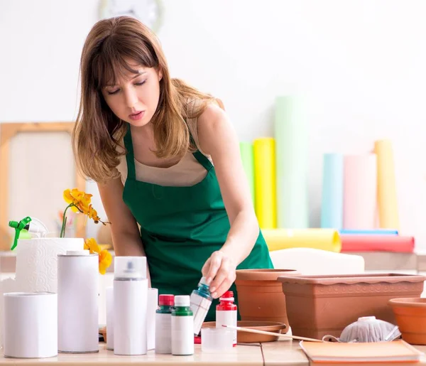 Giovane donna decorazione ceramica in laboratorio — Foto Stock