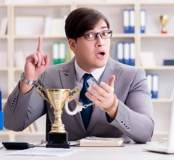 Affärsman med gyllene kopp på kontoret — Stockfoto