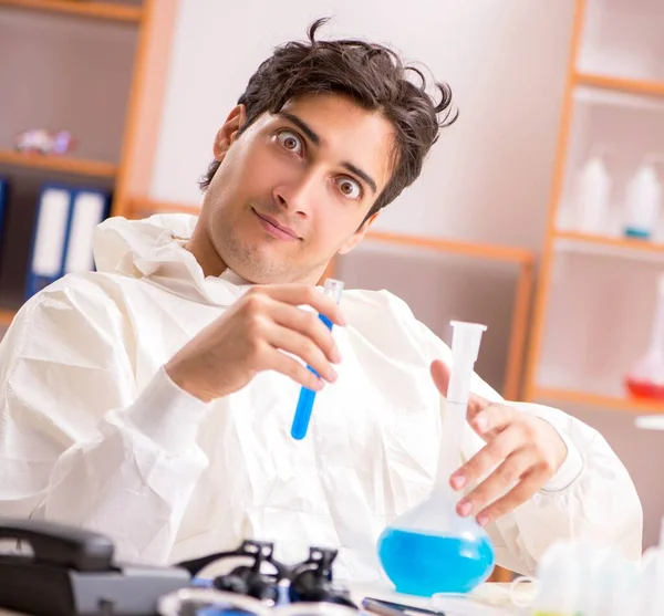 Jonge biochemicus werkzaam in het lab — Stockfoto