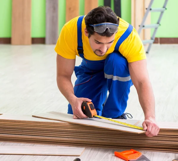 Entrepreneur professionnel pose plancher à la maison — Photo