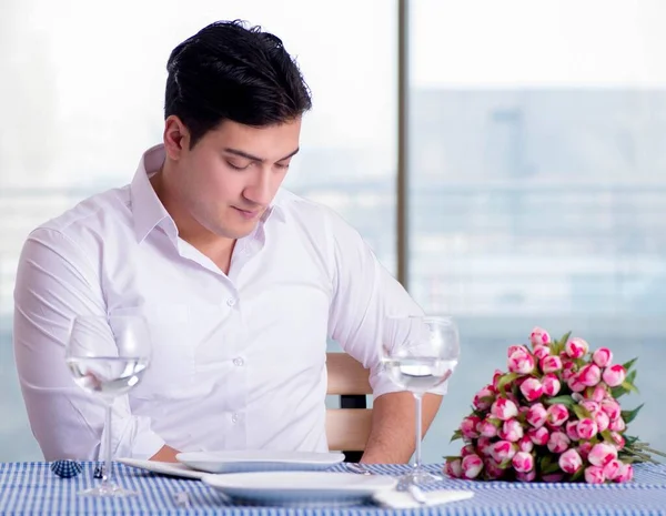 Yakışıklı, yalnız bir adam. RestarAunt 'da randevuda.