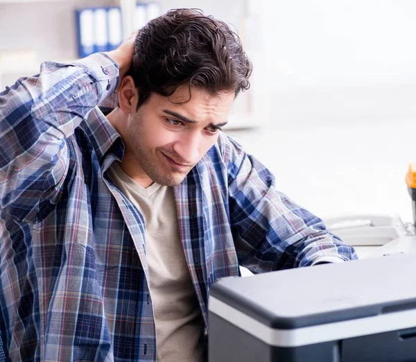 Maskinreparatör som reparerar trasiga skrivare fax — Stockfoto