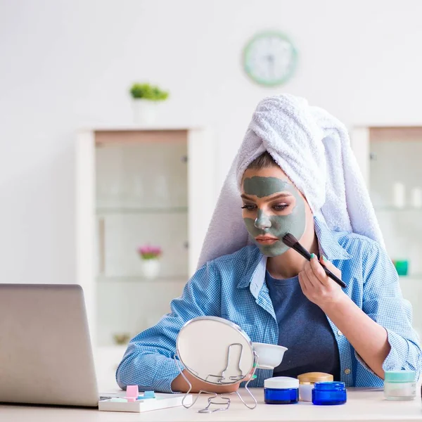 Beauty blogger applying mask and posting to internet blog — Stock Photo, Image
