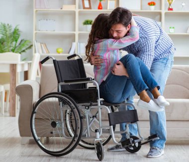 Genç bir aile birbirine göz kulak oluyor.