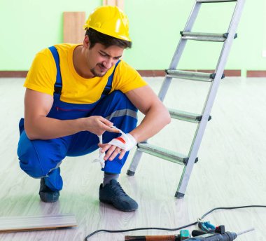 İş yerinde yaralı bir işçi var.