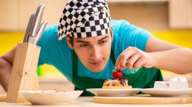 Adam evde pasta hazırlıyor.