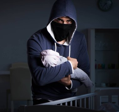 İnsan çocuk ticareti konseptinde bebek hırsızlığı