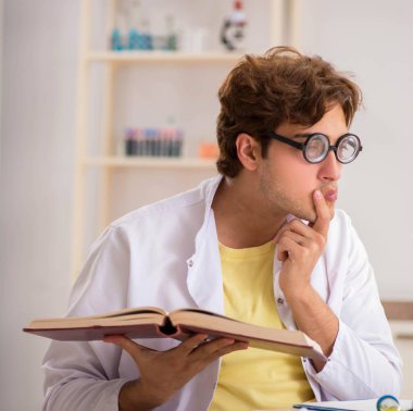 Deneyler ve testler yapan çılgın bir kimyager.