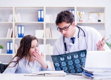 Doktor hastanın röntgen görüntüsü hakkında kötümser hissediyor